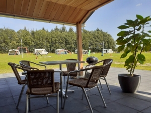 Minicamping De Solse Berg: lekker terras bij het ontmoetingsgebouw